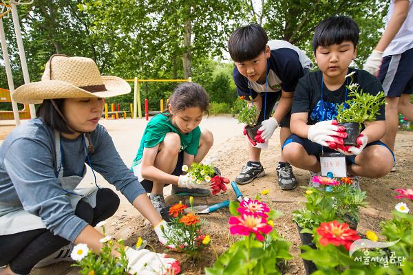 정원가꾸기 체험하는 어린이들(2)