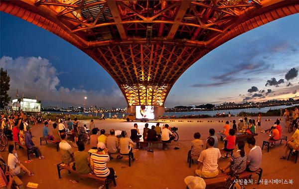 한강 다리 밑 무료 영화를 관람하는 모습