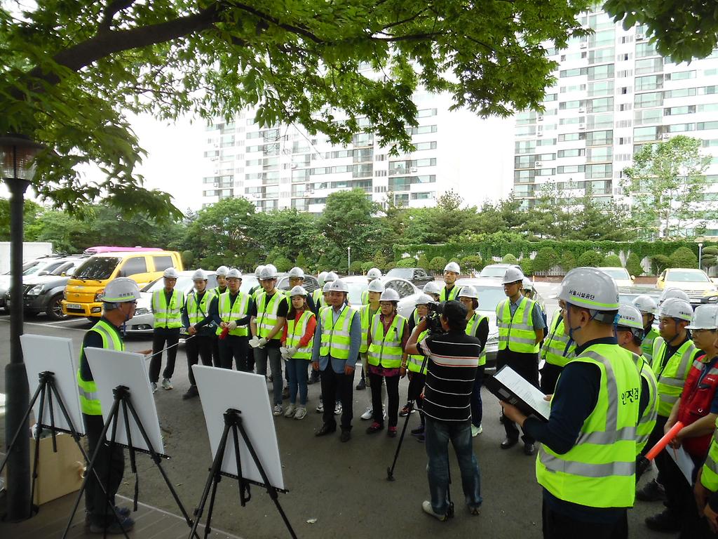 도로시설 점검에 참여해 설명을 듣고 있는 전문가, 시민대표, 학생들의 모습  