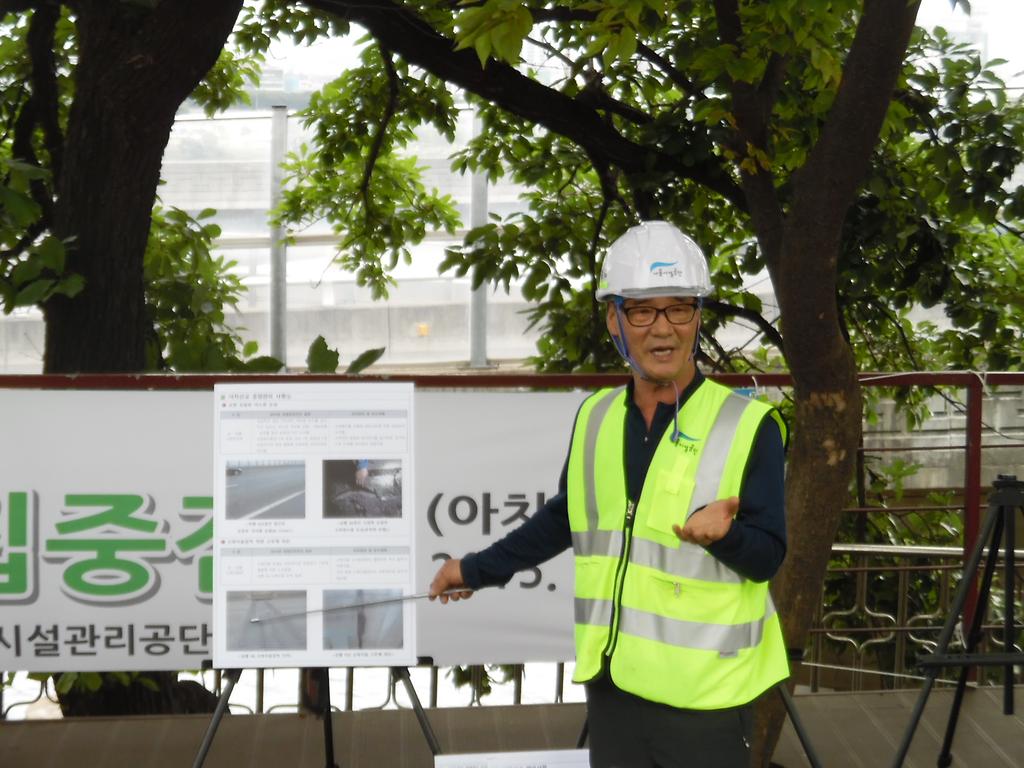 아차산교 현황을 설명하고 있는 도로시설처 김종대 처장 모습