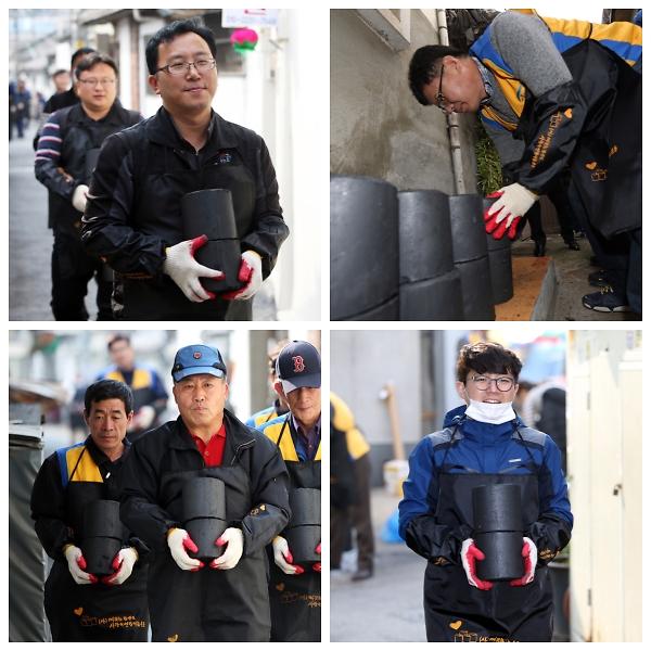 연탄 배달하는 직원들 모습