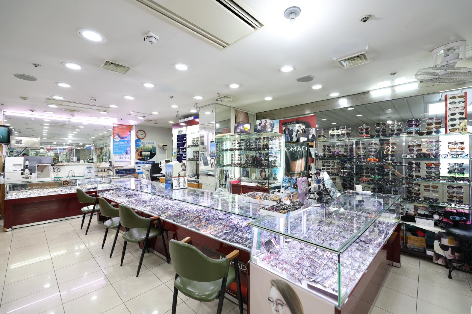 라인안경콘택트 내부1