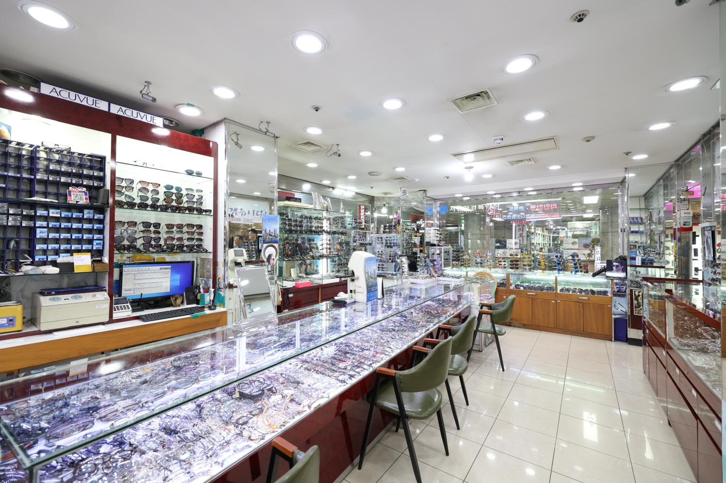 라인안경콘택트 내부2