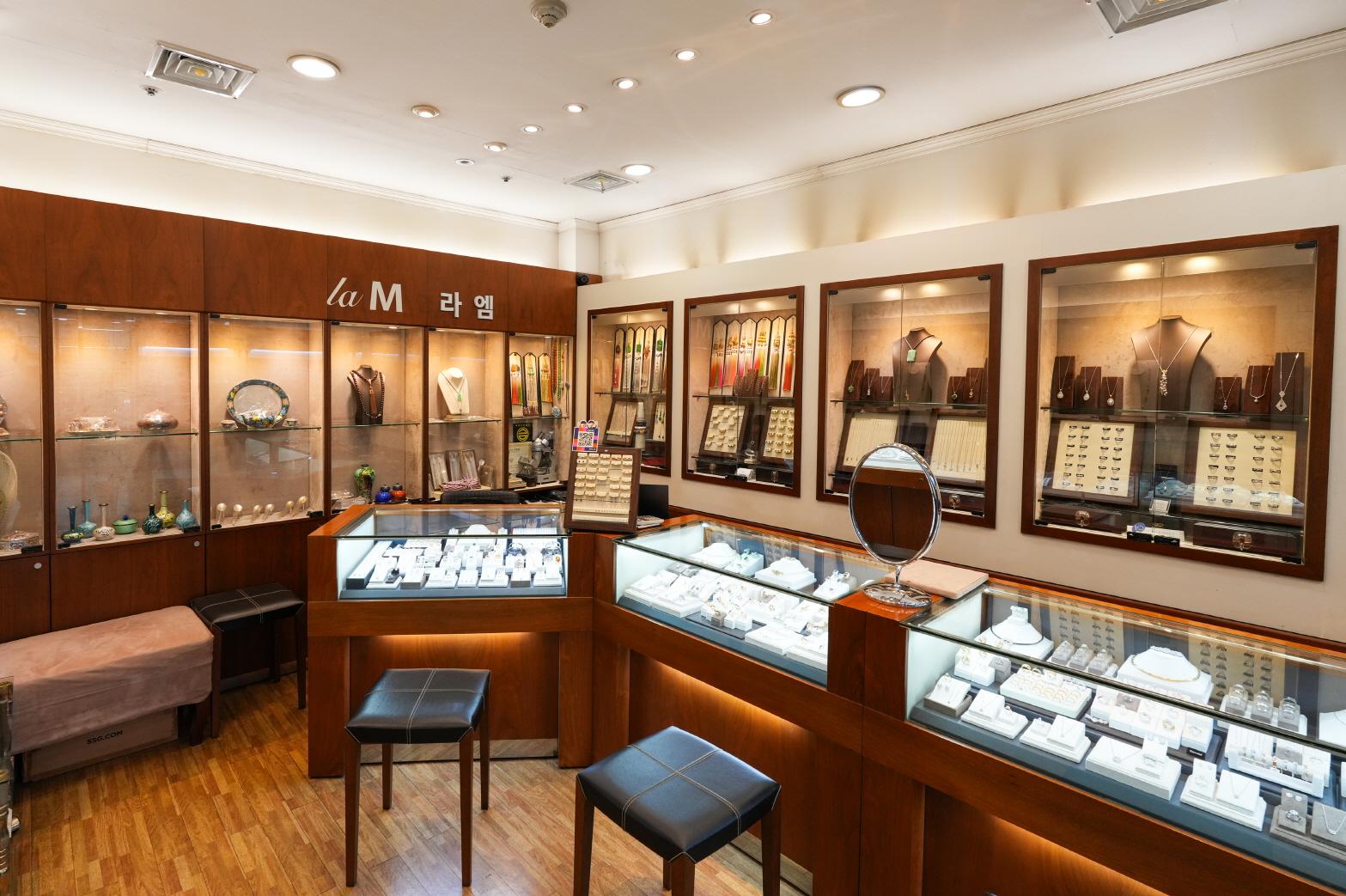 명동라엠주얼리 내부1