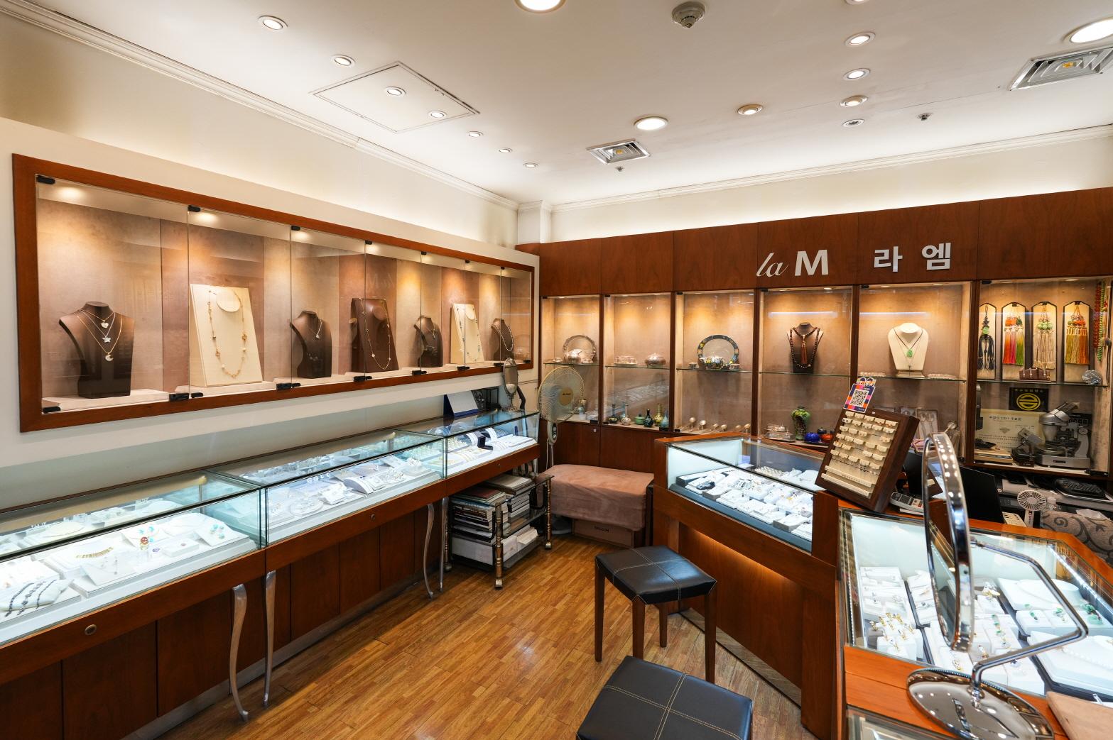 명동라엠주얼리 내부2