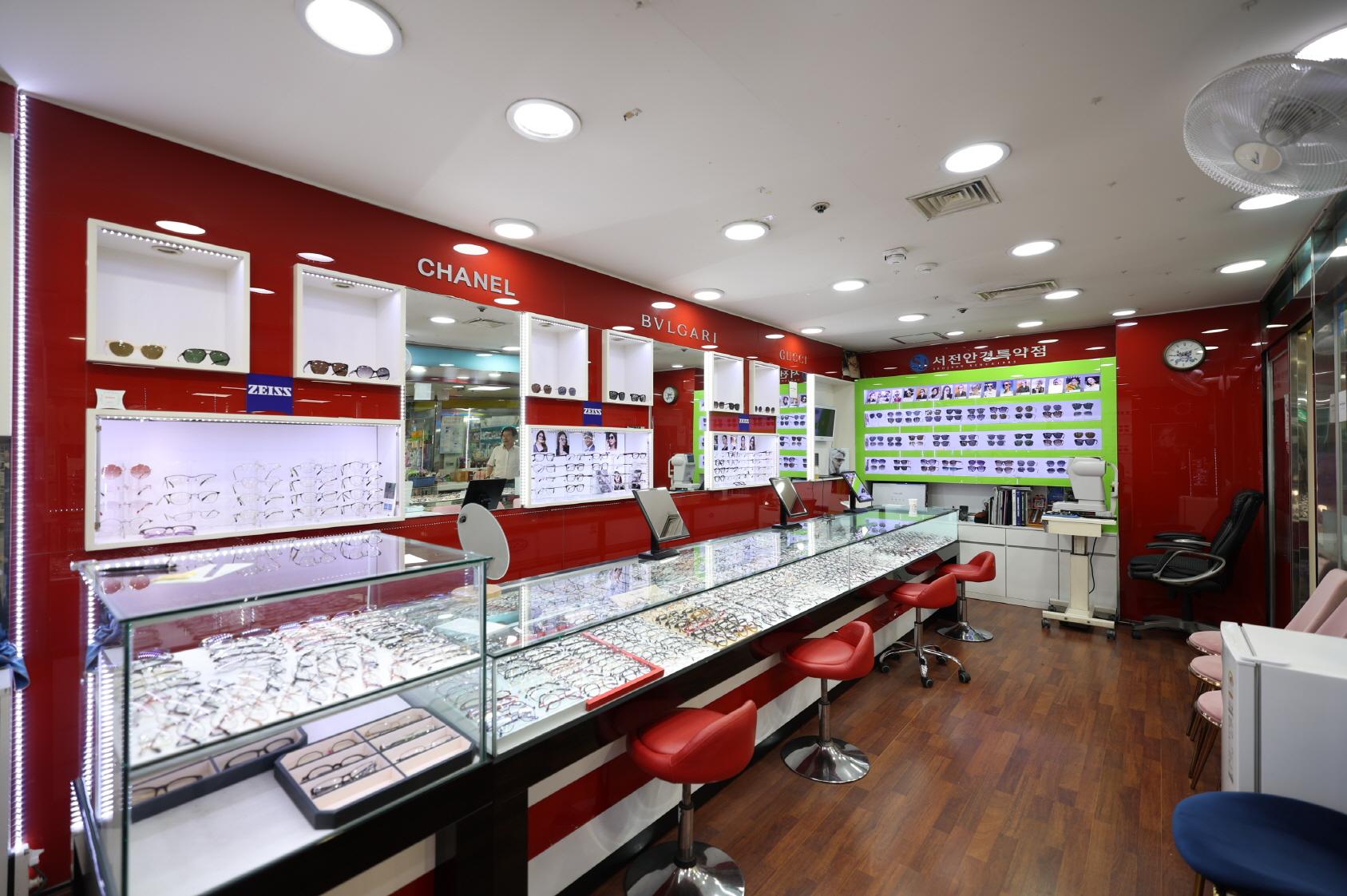 이레안경 내부1