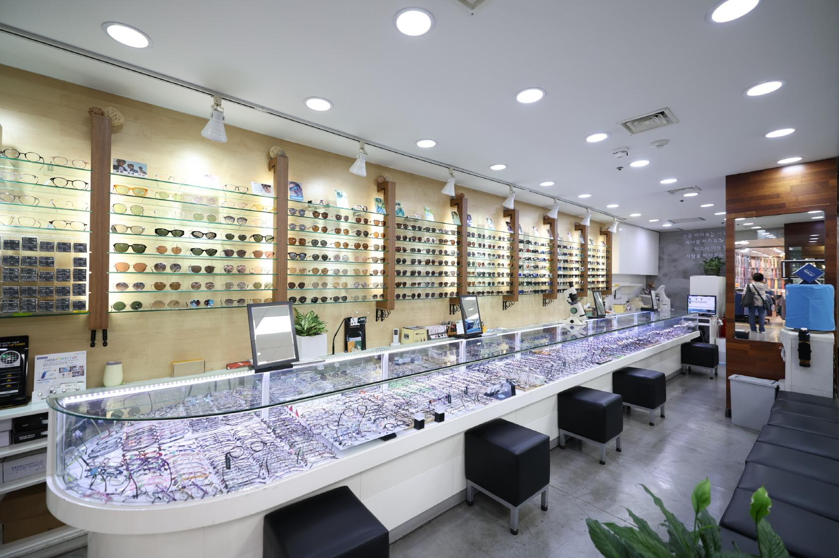 나래안경 내부1