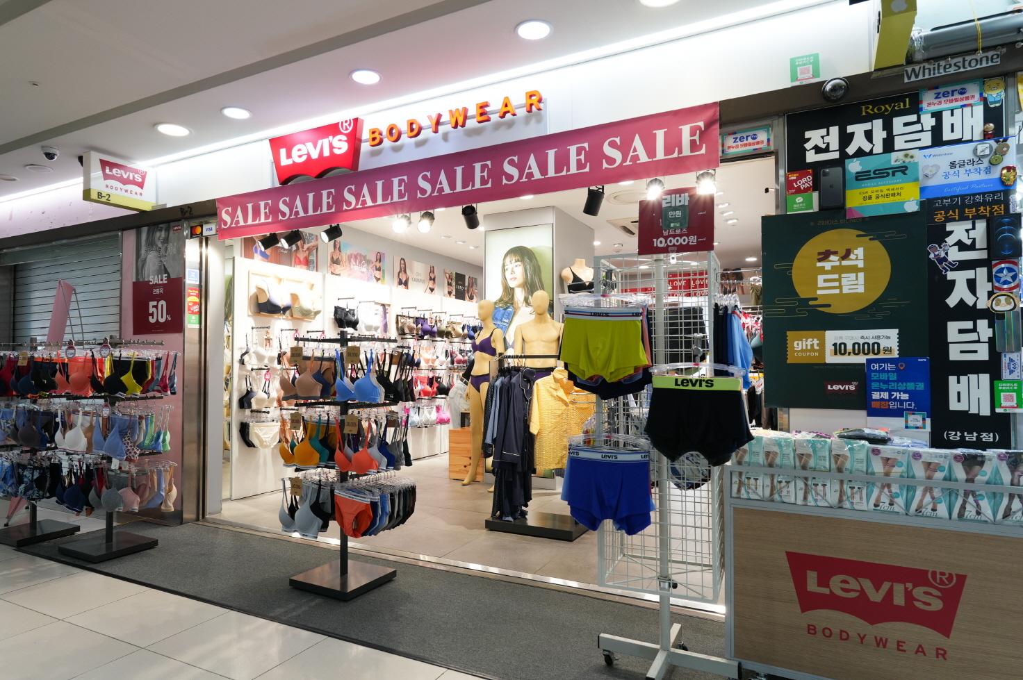 리바이스 바디웨어 강남지하 외부전경