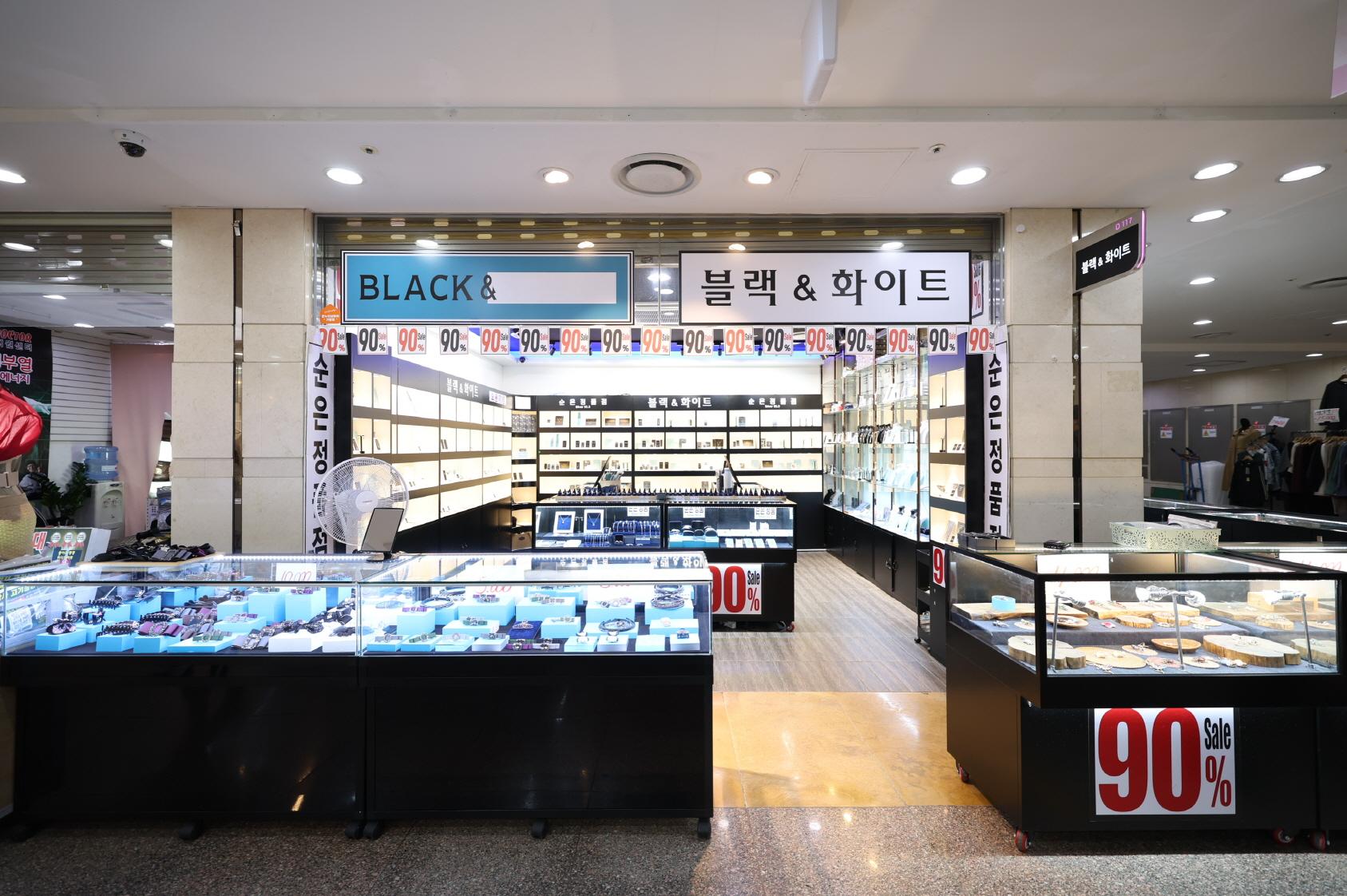 블랙앤화이트 외부전경